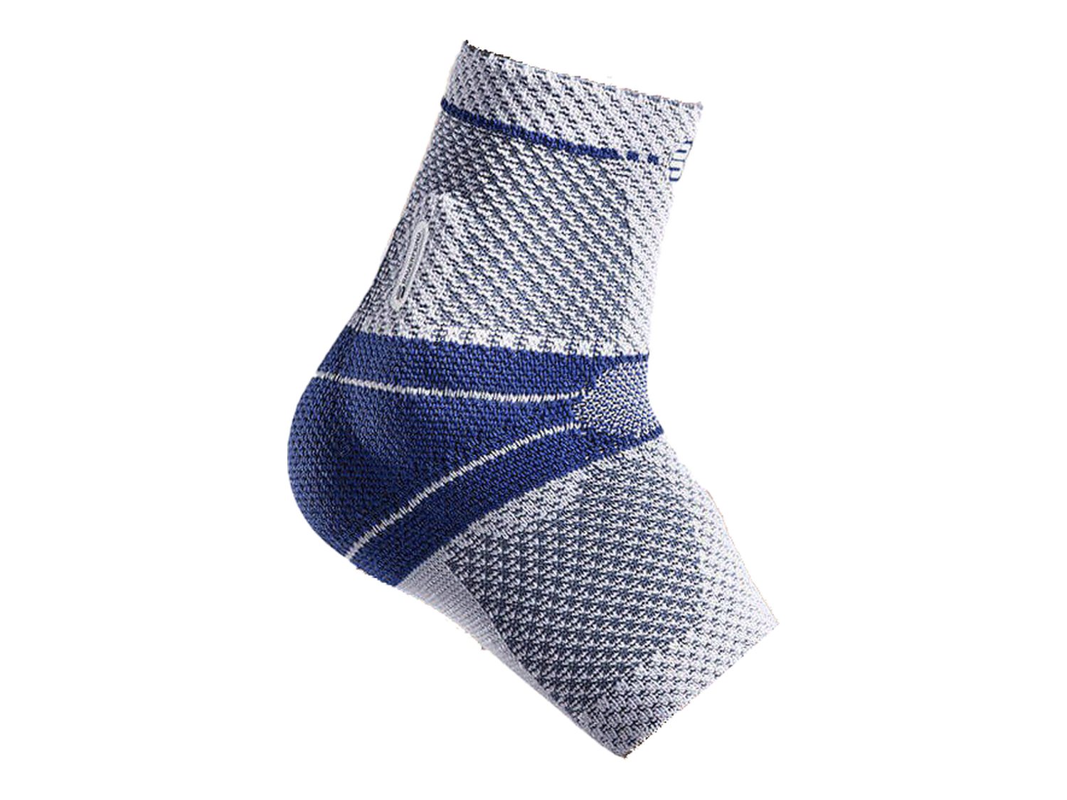 Gestrickte Sprunggelenkbandage mit blauer Verstärkung am Fuss getragen