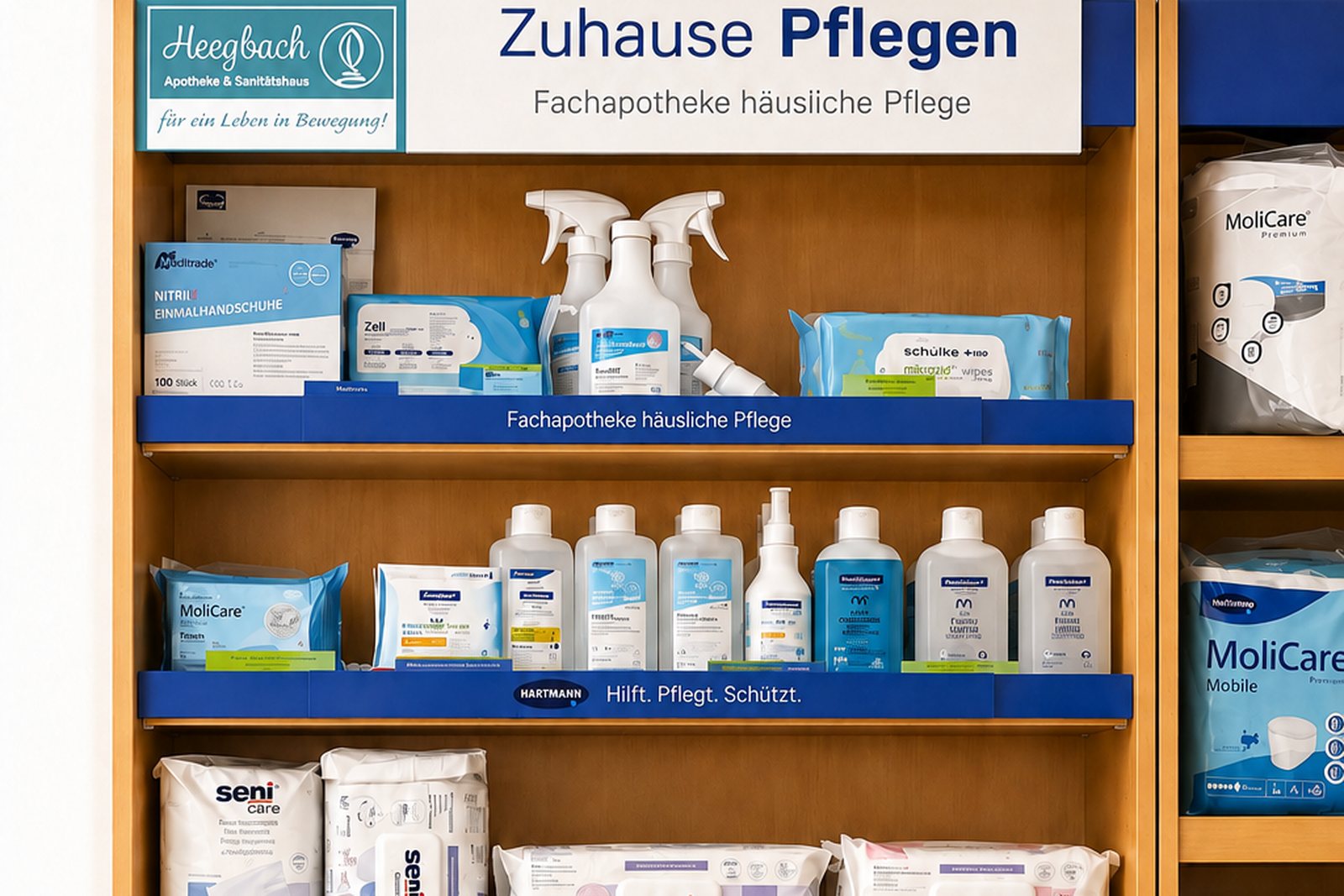Regal im Sanitätshaus unter dem Schild Zuhause Pflegen, mit Einmalhandschuhen, Desinfektion, Hautpflege und Einlagen