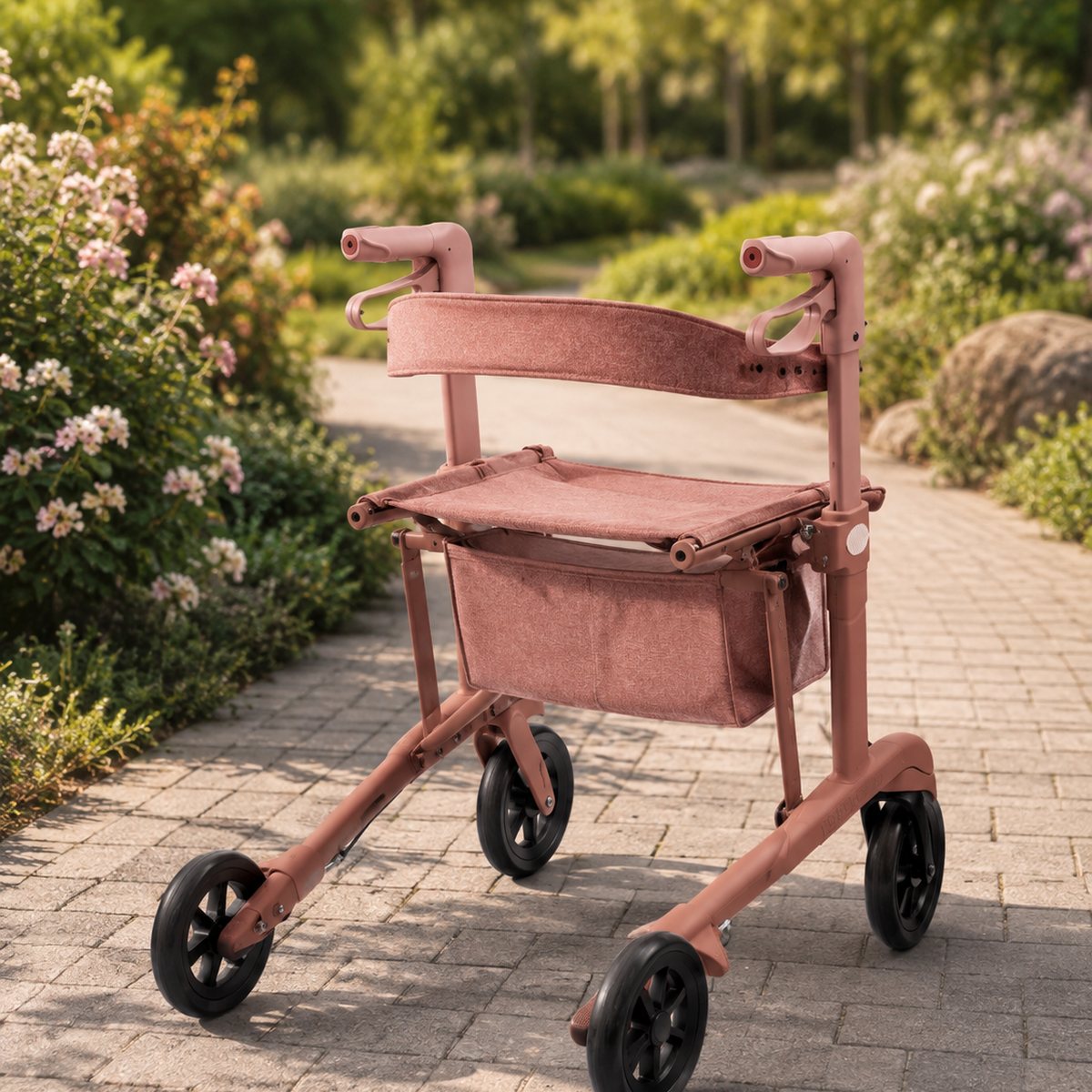 Faltrollator in Altrosa mit Sitzfläche, Rückengurt und Korb auf einem Gartenweg