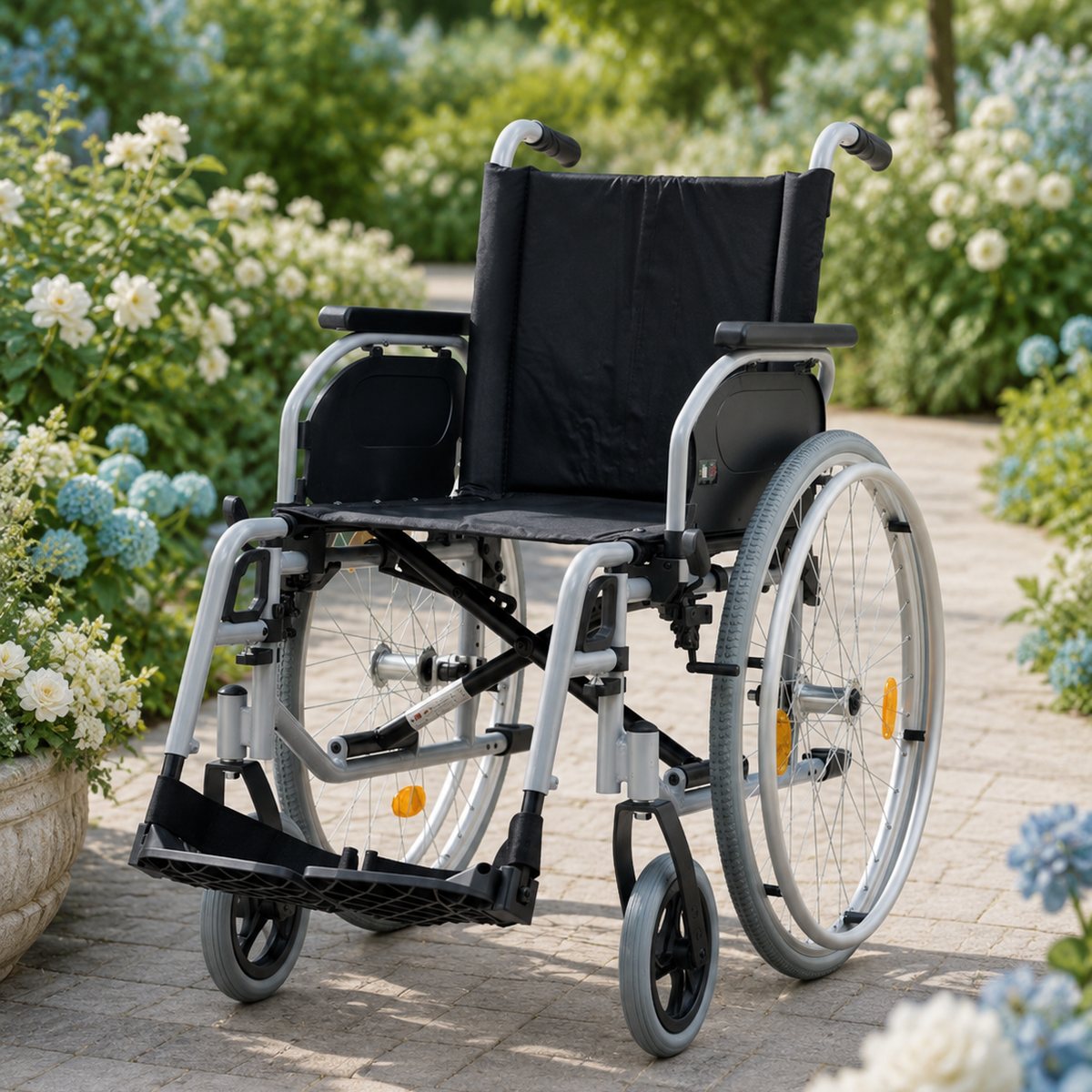 Faltrollstuhl mit Greifreifen, Armlehnen und Fussstützen auf einem Gartenweg
